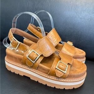 Clarks Orianna Glide Platform Slingback
Sandal brown size 7 1/5